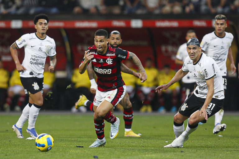 STJD multa Corinthians por atraso e lançamento de objetos na final da Copa do Brasil