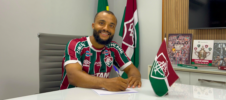 Samuel Xavier posa para foto ao renovar seu contrato com o Fluminense