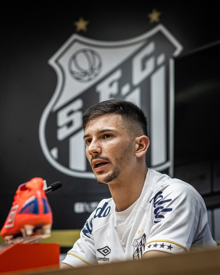 Maximiliano Silvera é apresentado no Santos