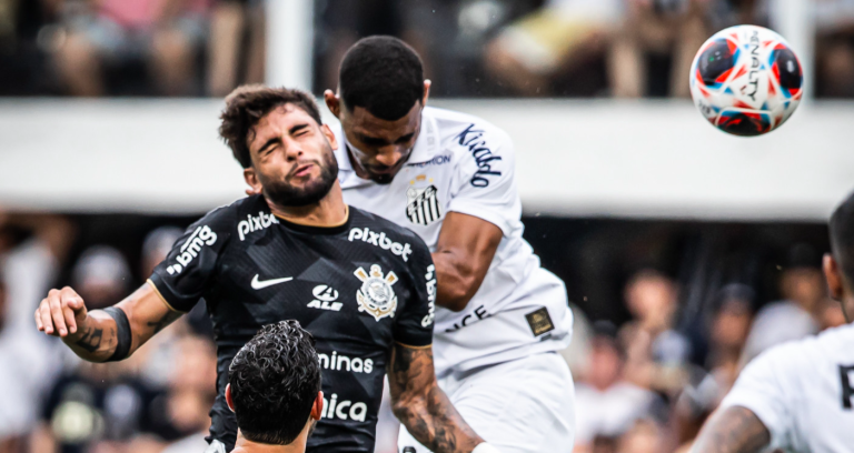 Disputa de bola em Santos e Corinthians pelo Paulistão de 2023