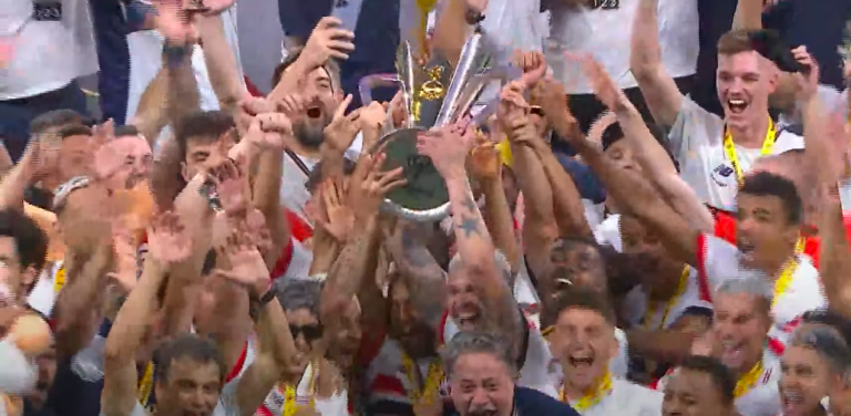 Jogadores do São Paulo erguem a taça de campeão da Supercopa do Brasil