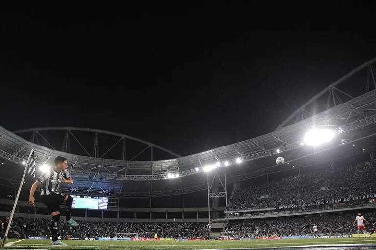 Savarino pelo Botafogo em partida contra o Bragantino