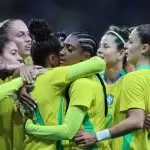 Seleção Brasileira Feminina comemora vitória sobre a seleção do Japão