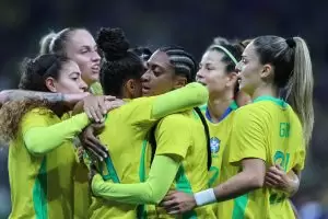 Seleção Brasileira Feminina comemora vitória sobre a seleção do Japão