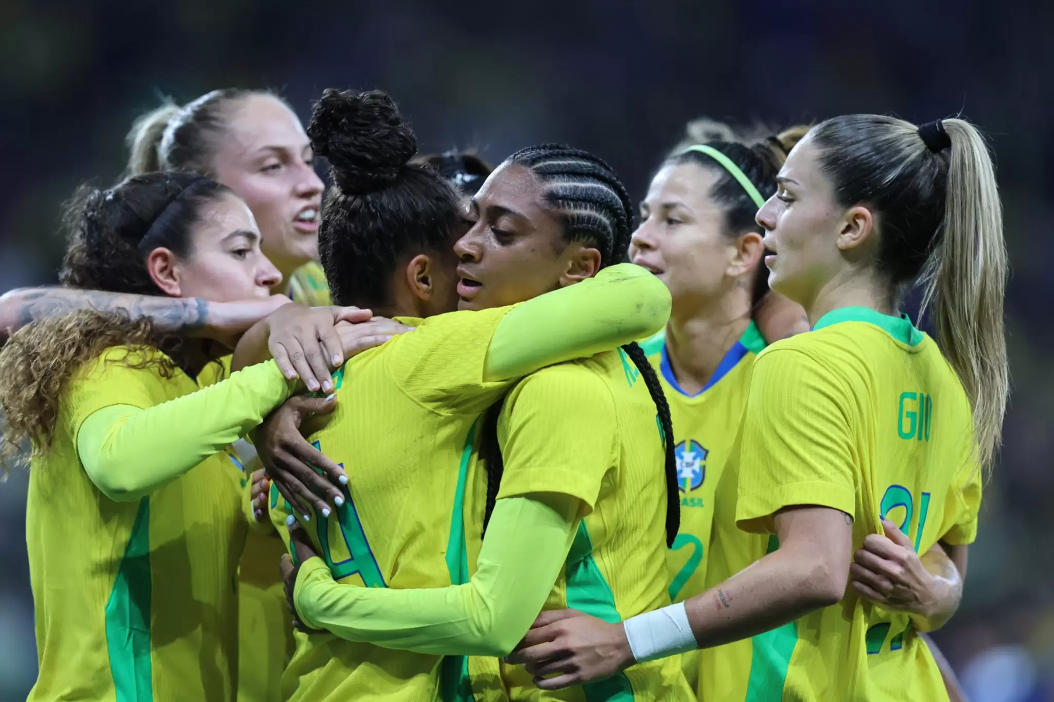 Seleção Brasileira Feminina comemora vitória sobre a seleção do Japão
