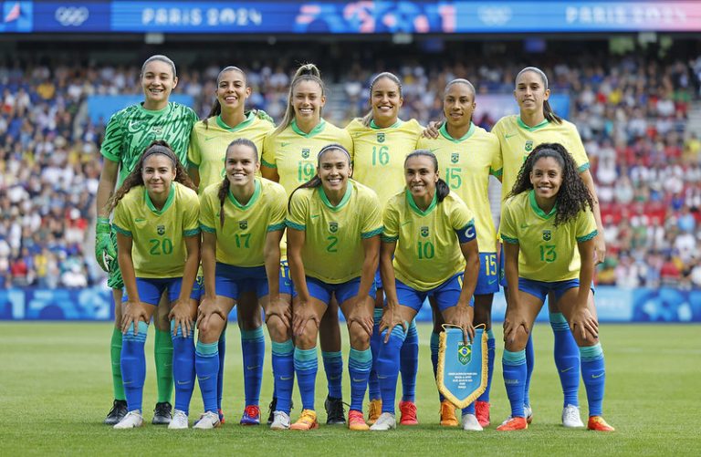 Seleção Brasileira Feminina enfrenta o Japão no estádio Parque dos Príncipes, em Paris, pelo segunda rodada dos jogos olímpicos