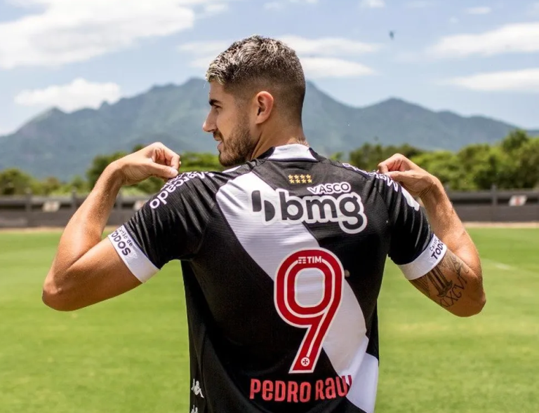 Pedro Raul recebe a camisa 9 do Vasco para tentar mudar retrospecto recente