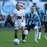 Soteldo em ação durante Grêmio x Santos, duelo do Brasileirão