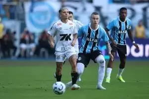 Soteldo em ação durante Grêmio x Santos, duelo do Brasileirão