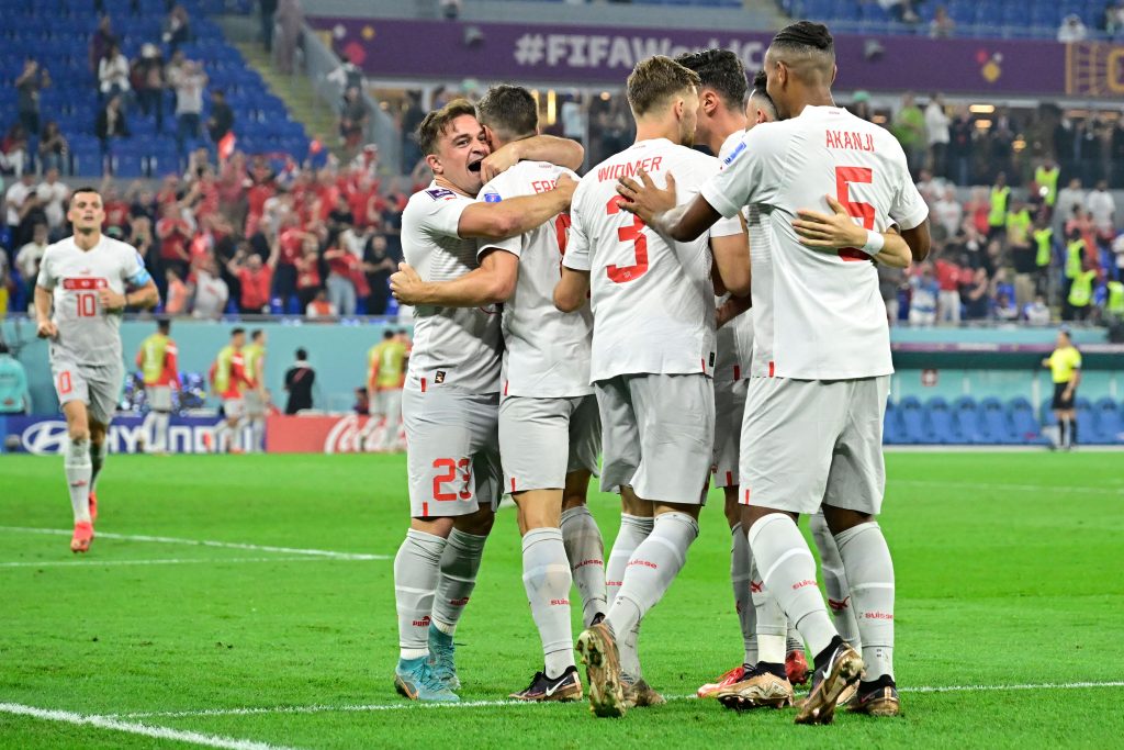 Jogadores da Suíça comemoram gol contra a Sérvia