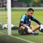 Goleiro está sentado em frente ao gol