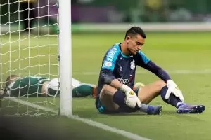 Goleiro está sentado em frente ao gol