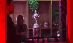 Taça da Libertadores é levada para festa do Flamengo