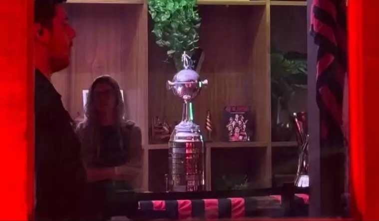 Taça da Libertadores é levada para festa do Flamengo