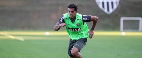 Terans com a camisa do Atlético-MG