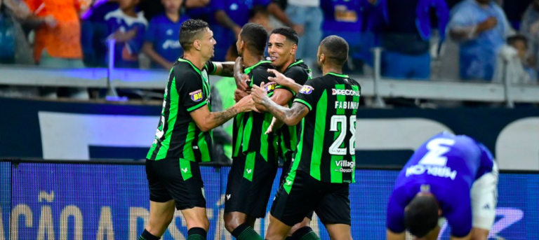 Jogadores do América celebram gol contra o Cruzeiro