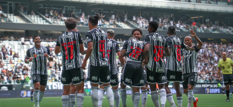 Jogadores do Atlético-MG comemoram gol diante do Democrata-GV