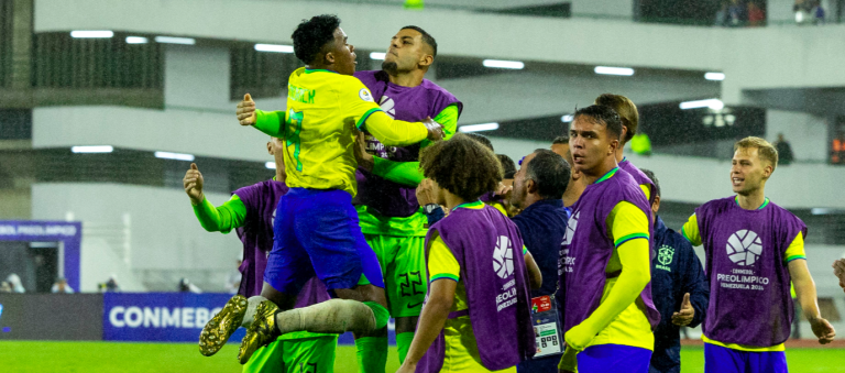 Jogadores da seleção brasileira sub-23 comemoram gol diante da Venezuela