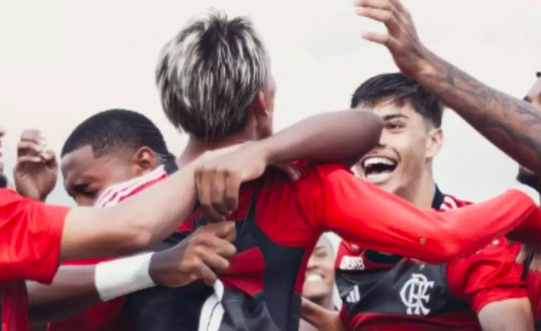 Jogadores do Flamengo comemoram gol na Copinha 2024