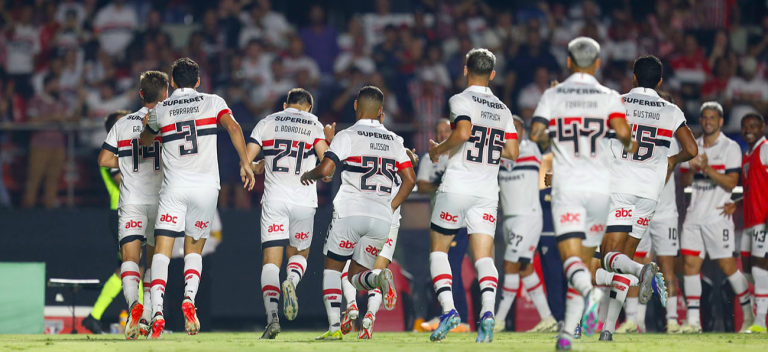 Atletas do São Paulo comemoram gol