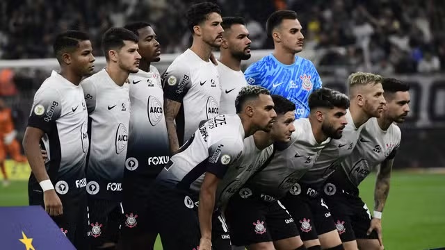 Time do Corinthians posa para foto antes de jogo contra o Vitória