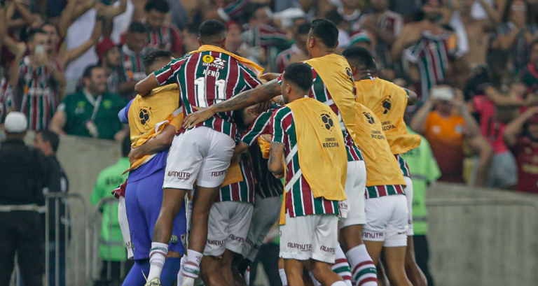 Time do Fluminense comemora gol diante da LDU