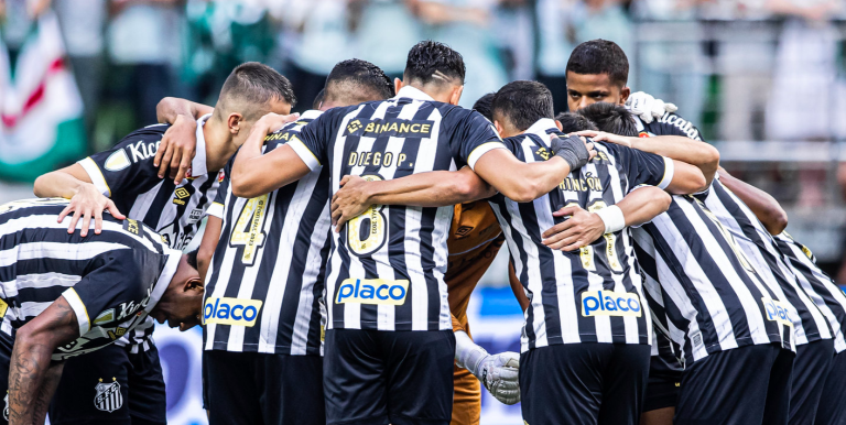 Time do Santos reunido antes de partida pelo Paulistão