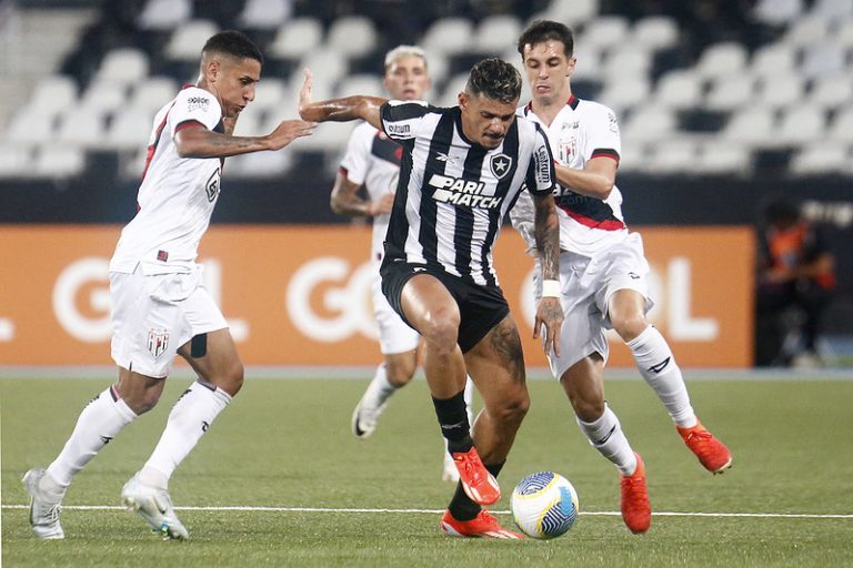 Tiquinho Soares em Botafogo 1 x 0 Atlético-GO