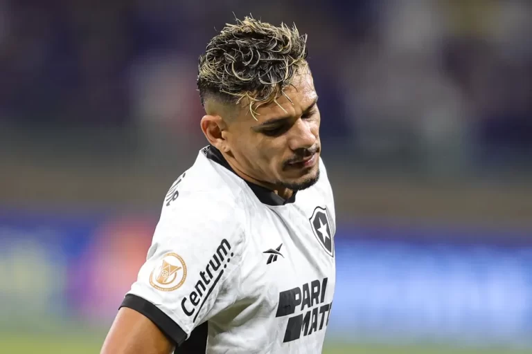 Tiquinho Soares desabafa após derrota para o Inter (Foto: Gilson Lobo / AGIF)