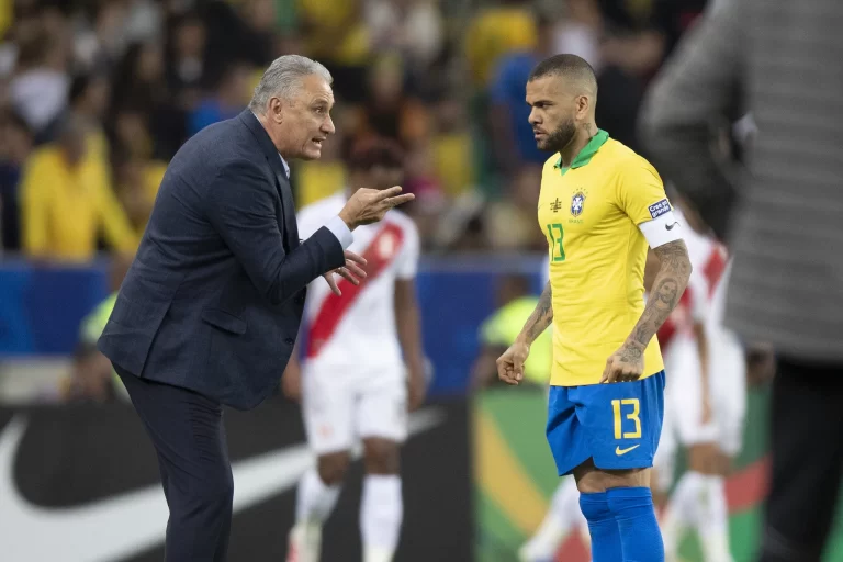 Tite e Daniel Alves, na seleção brasileira