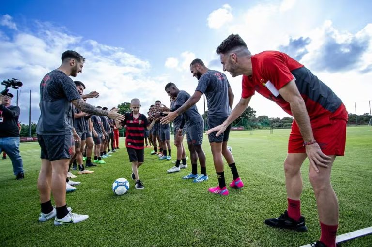 Torcedor Julynho, do Sport, ganha carinho do elenco do Sport após superar um câncer