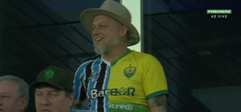 Torcedor com a camisa do Grêmio e do Cuiabá chamou atenção em partida do Inter