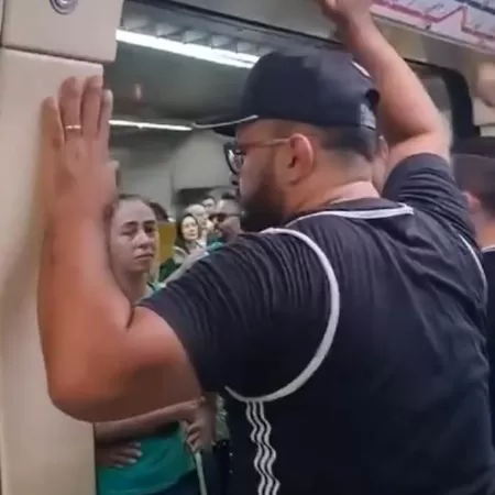 Torcedores da Gaviões da Fiel, do Corinthians, travaram porta do metrô diante de bolsonarista