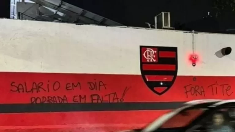 Torcedores do Flamengo picham muro da Gávea e protestam após derrota no Brasileirão