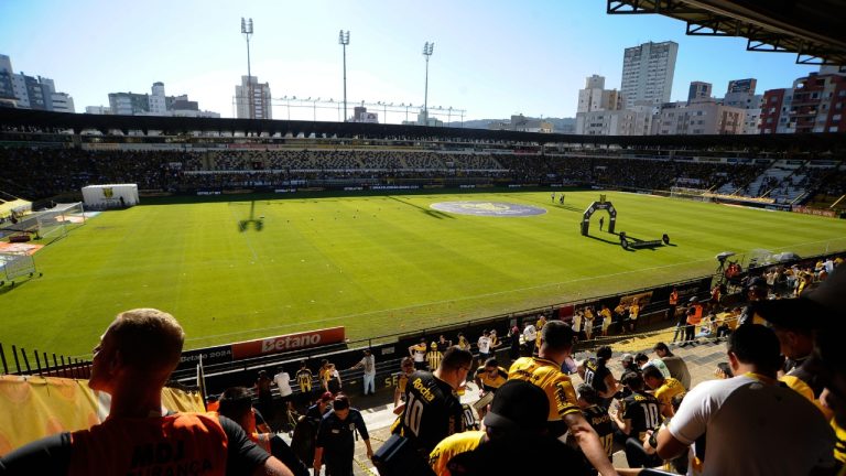 Torcida do Criciúma no Heriberto Hulse. (Foto: Divulgação / ZUMA Press, Inc. / Alamy Stock Photo)