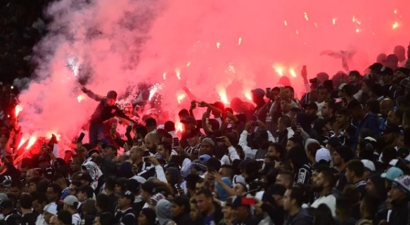 Torcida do Corinthians com sinalizadores