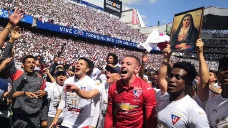 Torcida da LDU apimenta rivalidade com mensagem provocativa ao Fluminense