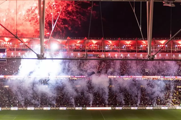 Torcida do Flamengo no Maracanã em partida contra o Atlético MG pela Copa do Brasil 2025