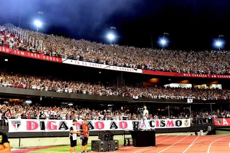 Torcida do São Paulo na partida contra o Nacional, no Morumbis