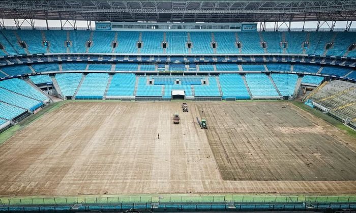 Troca total do gramado da Arena é feita por sistema de rolos e tem previsão de ser concluída até a próxima semana