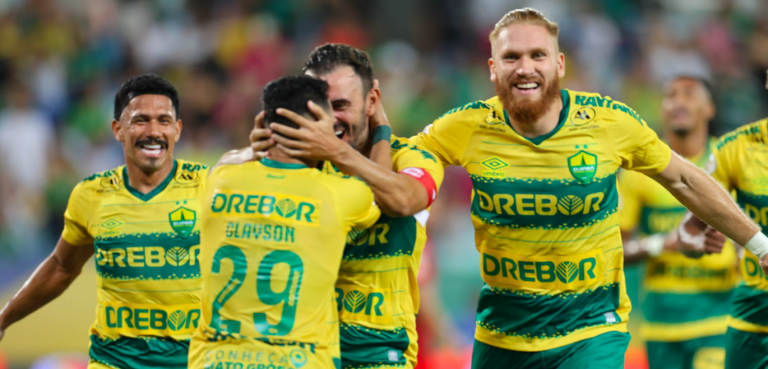 Jogadores do Cuiabá celebram gol marcado