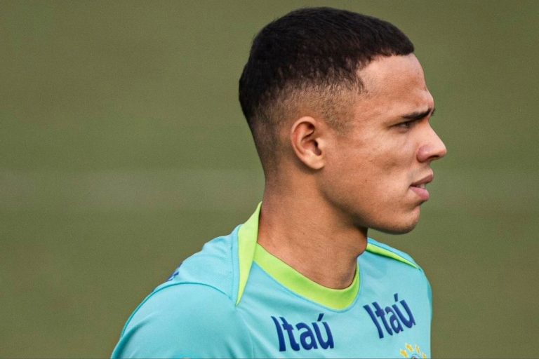 Vanderson em treino da seleção brasileira