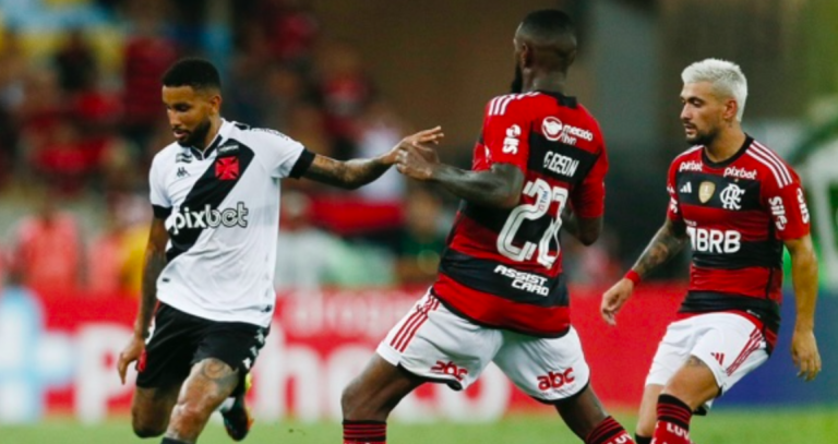 Jogadores do Flamengo cercam Jair, do Vasco