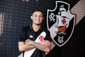 Adson se machuca e vira desfalque no Vasco
