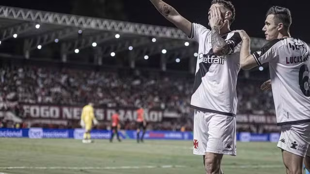 Vegetti comemora gol do Vasco contra o Atlético-GO pelas oitavas da Copa do Brasil 2024