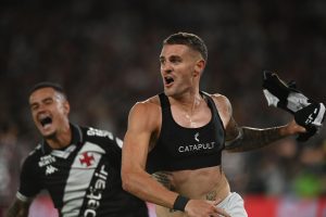 Vegetti comemora gol na semifinal da Copa do Brasil