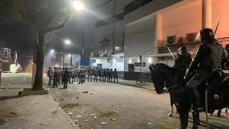 Polícia isolou rua principal da Vila e usou da força para conter torcida (Foto: Rafael Oliva / Lance!)