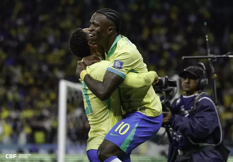 Vini Jr comemora gol em Brasil x Paraguai pelas Eliminatórias