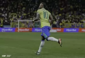Vini Jr em Brasil x Paraguai pelas Eliminatórias
