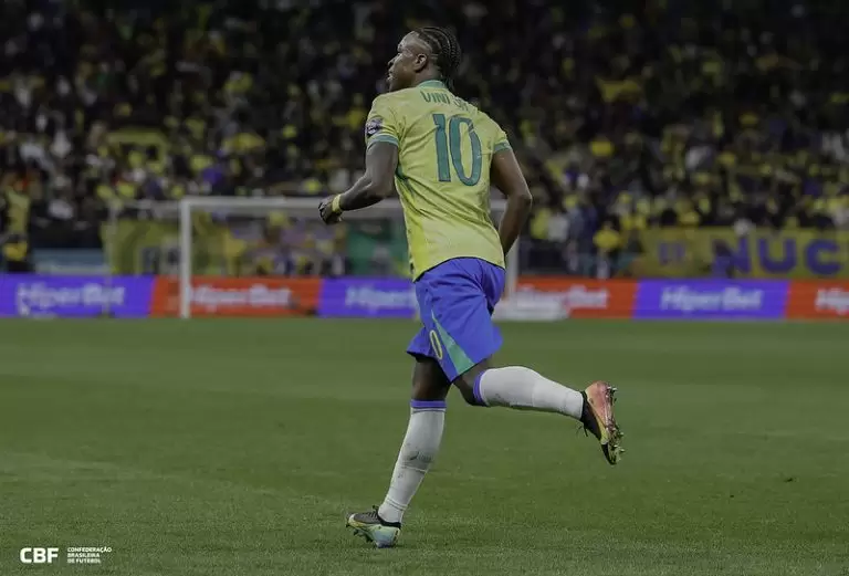 Vini Jr em Brasil x Paraguai pelas Eliminatórias